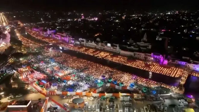 در این روز، مردم هند چراغ‌های روغنی و شمع‌ها را روشن می‌کنند تا مژده پیروزی نور بر تاریکی و خیر بر شر را جشن بگیرند.