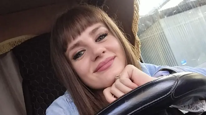 트럭 운전대를 잡은 릴리아 슐하