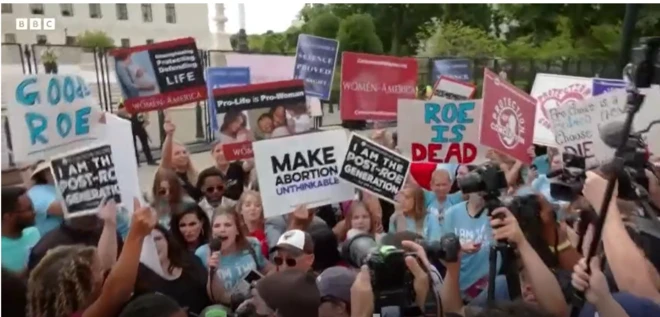 Roe v Wade: Mara tu haki za uavyaji mimba zilipofutwa watu walianza kuandamana