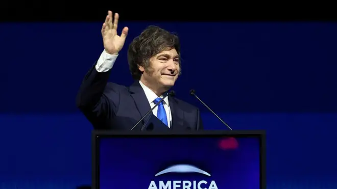 El presidente de Argentina, Javier Milei, habla en el escenario durante el segundo día del Foro Empresarial de América en el Kaseya Center el 6 de noviembre de 2025 en Miami, Florida.
