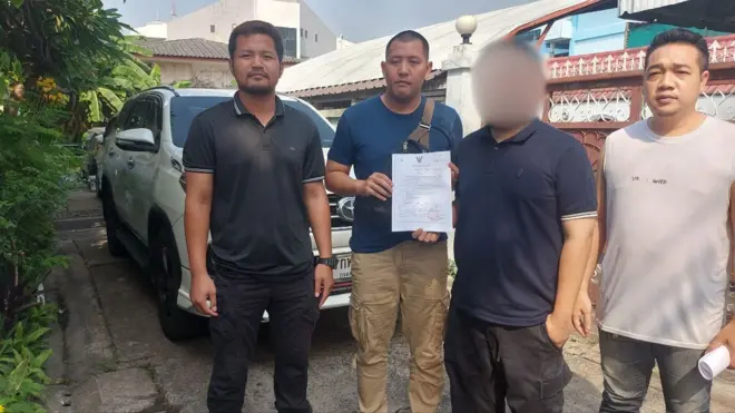 ภาพผู้สื่อข่าวประชาไทถูกตำรวจแสดงหมายจับกุม 