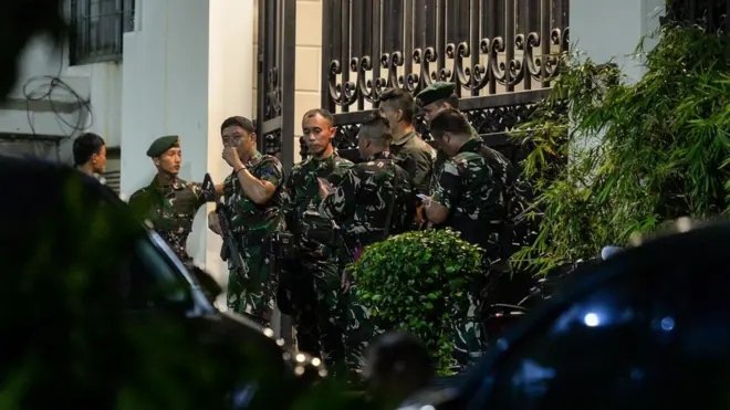 Suasana di depan kediaman Jaksa Agung Tindak Pidana Khusus Kejaksaan Agung, Febrie Adriansyah, di Kebayoran Baru, Jakarta, Rabu (8/7).