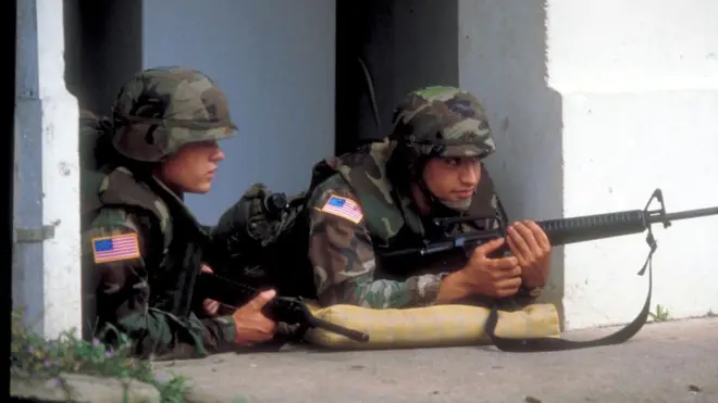 Dos soldados estadounidenses en el balcón de un edificio tras la invasión y ocupación estadounidense para derrocar al general Manuel Antonio Noriega en Panamá.