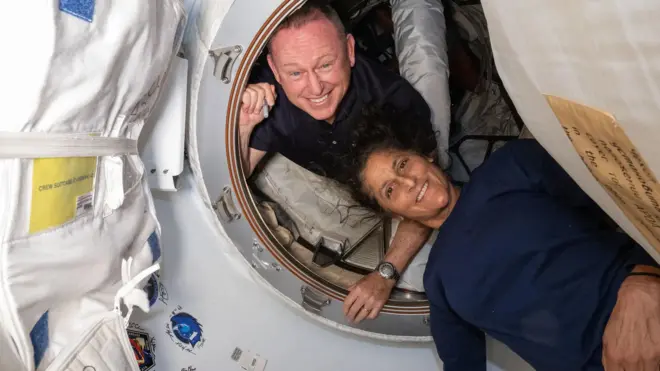 Sunita "Suni" Williams e Barry "Butch" Wilmore na Estação Espacial Internacional.