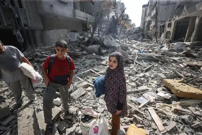 ইসরায়েলি বাহিনীর রকেট ও বোমা হামলায় ঘরবাড়ি হারানো অনেকে আশ্রয় নিয়েছেন উত্তর গাজার শহর গাজা সিটিতে