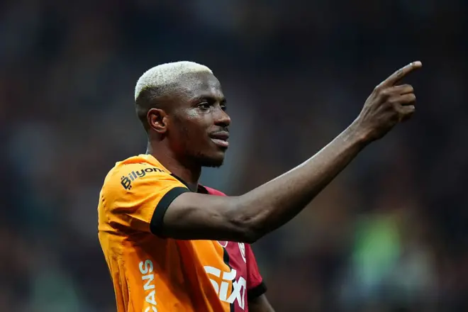 osimhen galatasaray formasıyla parmağını kaldırmış