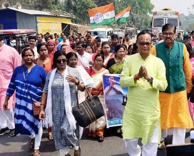 में तृणमूल कांग्रेस के उम्मीदवार जगदीश बसुनिया एक रैली में नजर आ रहे हैं.