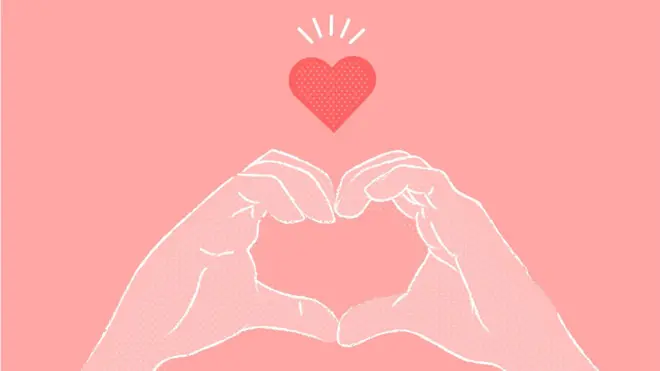 Ellerini kalp yapmış bir görsel