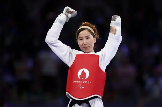 ذکیه خدادادي د کډوالو په استازیتوب په دې سیالیو کې ګډون کړی.