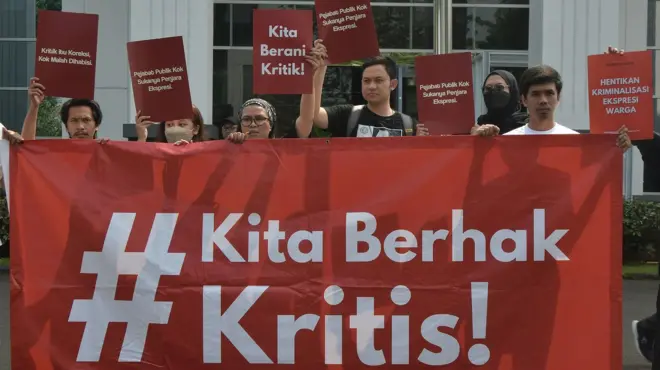 Sejumlah aktivis menyuarakan kebebasan berpendapat dan berekspresi menyampaikan kritik. 