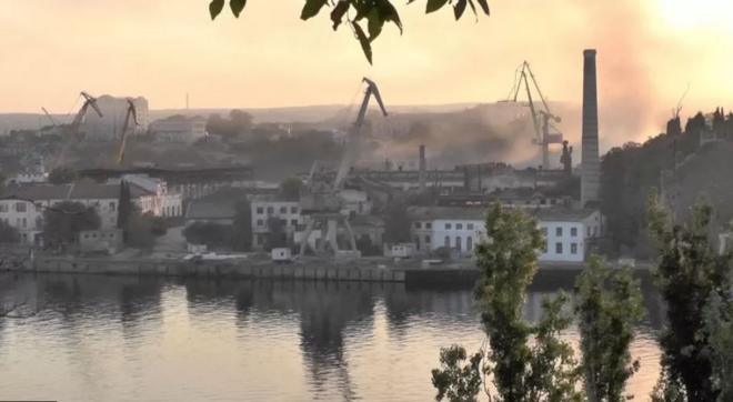 Fumaçacasino holdemo que se acredita ter sido ataque ucraniano contra navio russocasino holdemSevastopol, na Crimeia