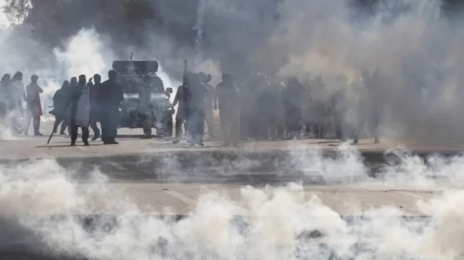 جمعیتی در خیابان دودآلود