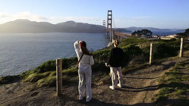 ABD'nin San Fransisco kentinde iki kadın denize bakıyor ve tsunami dalgası bekliyor