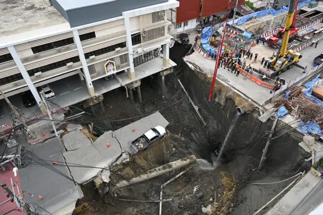 เหตุถนนทรุดตัวหน้า รพ.วชิรพยาบาล ถนนสามเสน มีขนาดความกว้าง 30 เมตร ลึกราว 50 เมตร 