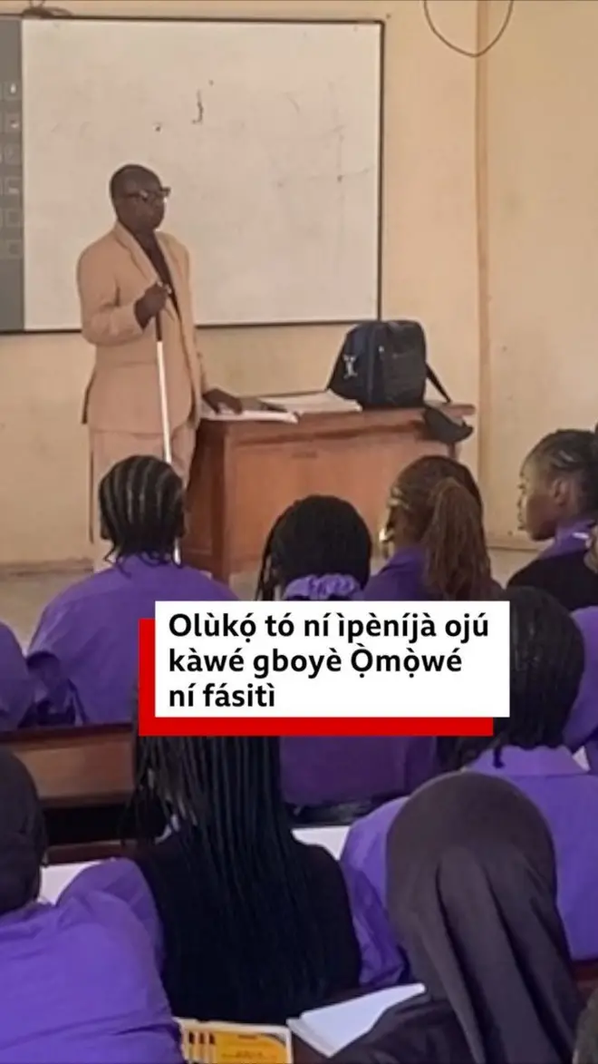 Emmanuel Modurotimi Olubodede to wọ asọ kootu alawọ paali duro siwaju awọn akẹkọọ to wọ asọ ẹgbẹjọda ile ẹkọ alawọ pọpu