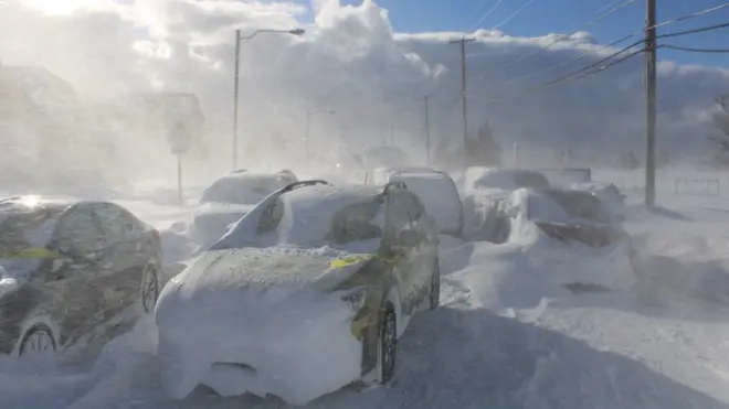 Vehicles wey dey covered in snow for Buffalo, New York state. Foto: 25 December 2022