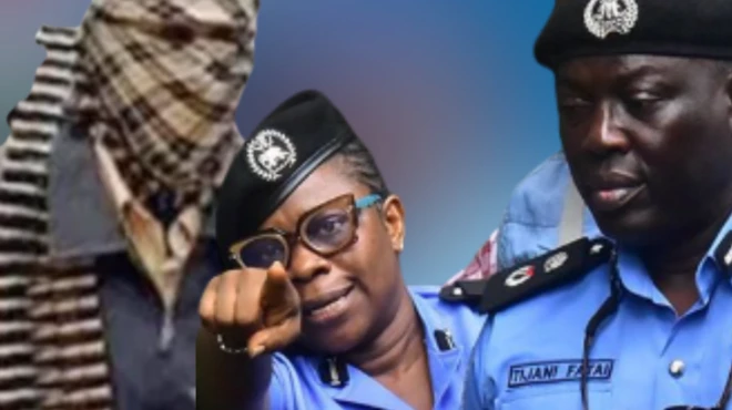 Ọlọpaa obinrin nawọ lẹgbẹẹ ọlọpaa ọkunrin, awọn mejeeji wọ aṣọ olomi buluu