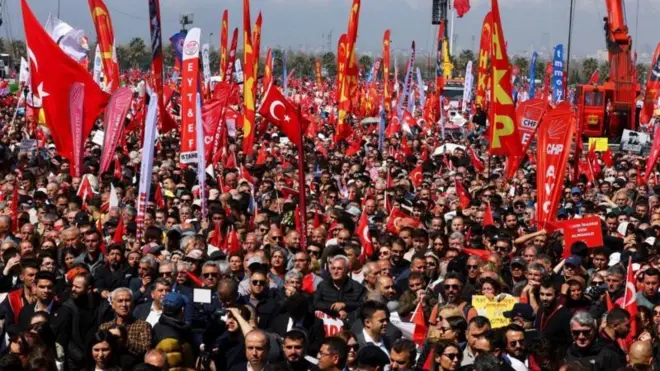 イスタンブール郊外で開かれた野党集会に集まった人たち（29日、イスタンブール・マルテペ）