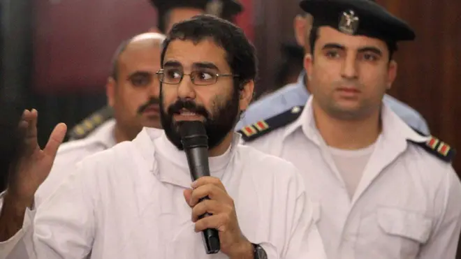 الناشط المصري علاء عبد الفتاح أثناء محاكمته في 2022