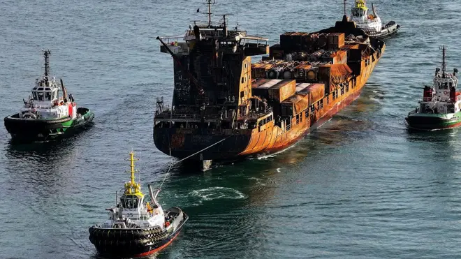 28 марта 2025 года в Абердине, Шотландия, буксиры буксируют судно Solong в гавань