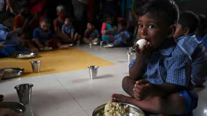 'அரசுப் பள்ளிகளில் சிக்கன் பிரியாணி வழங்குவதால் சிக்கல் தீர்ந்துவிடாது' – கல்வியாளர்கள் விமர்சிப்பது ஏன்?