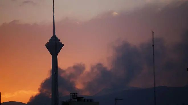 Дим піднімається з місця, де ізраїльські війська обстріляли будівлю іранського державного телебачення в Тегерані, Іран, 16 червня 2025 року