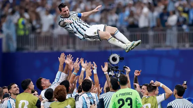 Lionel Messi merayakan kemenangan 3-2 bersama rekan-rekan setimnya dalam pertandingan babak 16 besar Piala Dunia FIFA 2026 antara Argentina dan Mesir