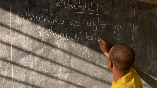 Mwalimu Nzikwiza Jean Pierre arimo kwigisha