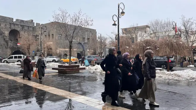 Diyarbakır Sur bölgesinde yolda yürüyen kadınlar.