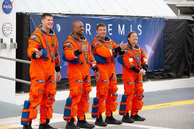 Ndị ọrụ ụgbọelu nke Artemis II na-ahapụ isi ụlọọrụ Astronauts na Kennedy Space Center n'oge njem ọdịnala tupu ha agaa na mpempe akwụkwọ. Site n'aka ekpe gaa n'aka nri, onye na-enyocha mbara igwe Canadian Space Agency Jeremy Hansen, na ndị na-enyocha mbara igwe NASA Victor Glover, Reid Wiseman, na Christina Koch ga-amalite ọrụ ụbọchị iri nke ga-ebuga ha gburugburu ọnwa.