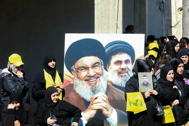 لبنانيون مؤيدون لحزب الله يرفعون صورة حسن نصر الله وهاشم صفي الدين