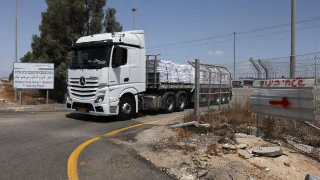 اولین کامیون حامل کمک‌ها در حال ورود از منطقه مرزی کرم شالوم