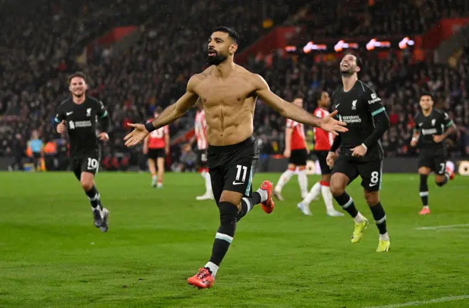 احتفال مهاجم ليفربول محمد صلاح بعد تسجيله هدفاً حاسماً لفريقه في الفوز على ساوثهامبتون في الدوري الإنجليزي الممتاز لكرة القدم.