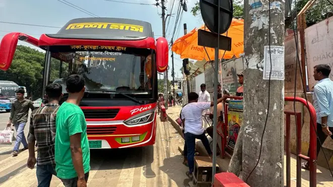 যেসব বাস কাউন্টার টার্মিনালের ভেতর চলে যাওয়ার কথা ছিল, সেগুলো এখনো ঢাকার সড়কগুলোয় কাউন্টার বসিয়ে যাত্রী ওঠানামা করছে