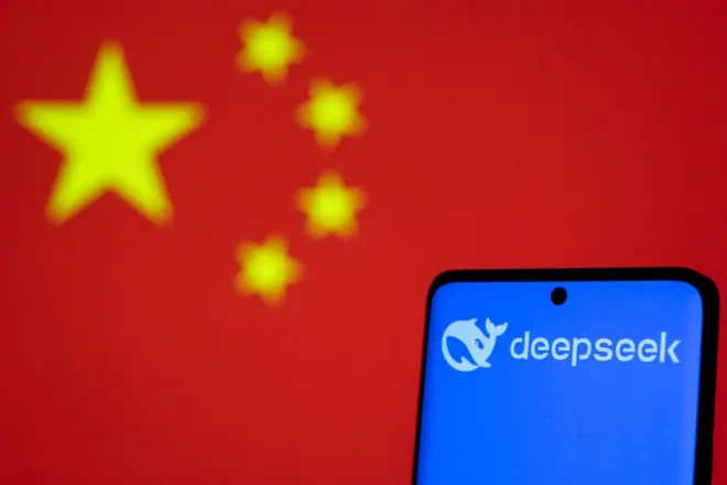 شعار "ديب سيك" وخلفها علم الصين