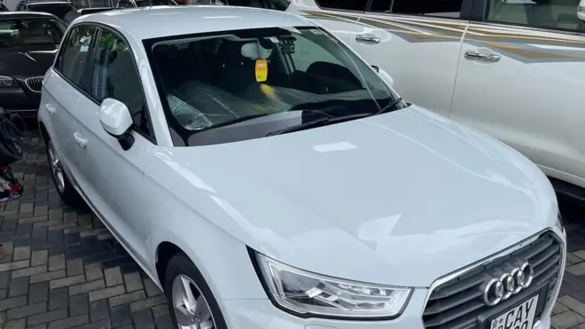 "මම සෑහෙන වැටුපක් උපයන මනුස්සයෙක්. නමුත්, මට හරියන වාහනයක් ගන්න මේ වෙලාවේ ලංකාවේ ඇතුළේ නැහැ. හැම වාහනයක් ම අවුරුදු 10කට වඩා පරණයි. ඒවා ලංකාවට ආනනයනය කරලා, ඊට පස්සෙත් අවුරුදු 10ක් විතර දුවලා, දැන් ආනයනය කරපු මිලටත් වඩා තුන් ගුණයකට ළං වෙන මිලකට විකුණනවා..."