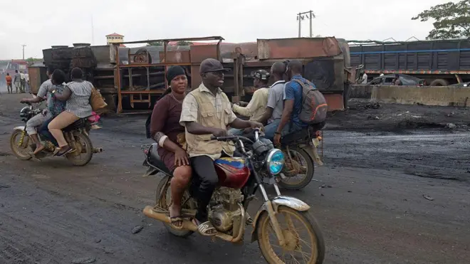 Awọn eeyan lori alupupu lẹba tanka epo to danu