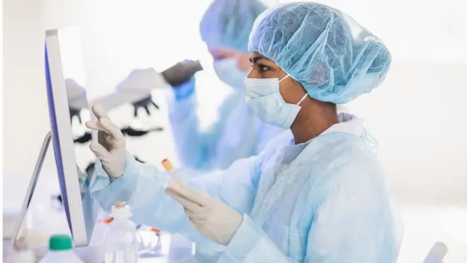 ሳይንቲስቶች በላብራቶሪ 