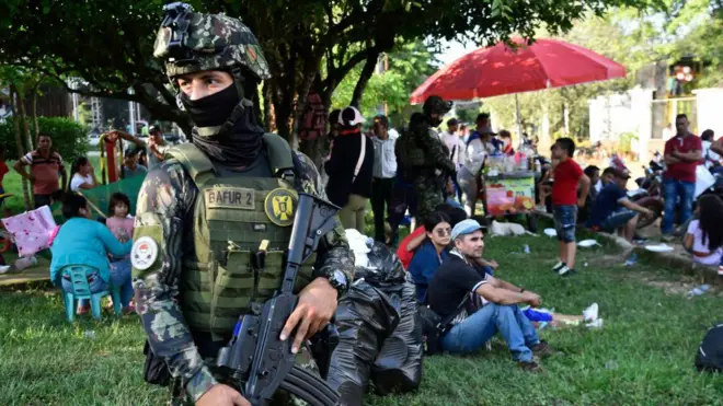 Soldados del ejército colombiano hacen guardia junto a personas desplazadas por los recientes enfrentamientos entre grupos armados que llegaron al municipio de Tibú, departamento de Norte de Santander, Colombia, el 18 de enero de 2025