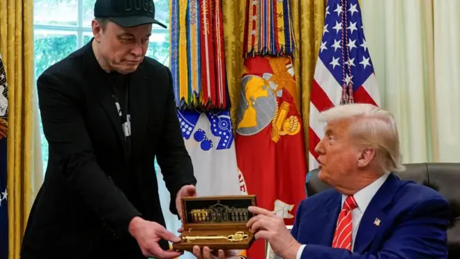 マスク氏の退任記念のホワイトハウスの金の鍵を渡すトランプ氏