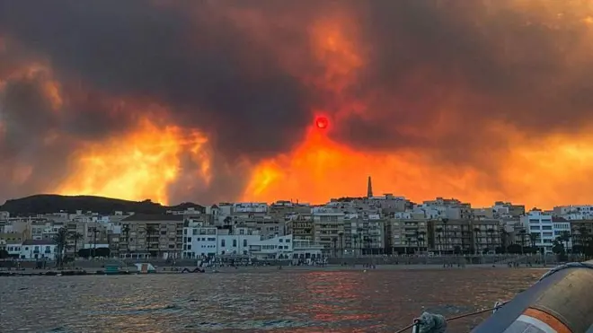 Denize nazır evlerin hemen arkasında yangının kızıla dönüştürdü bir hava görünüyor. Gündüz denizden çekilmiş bir fotoğraf bu.