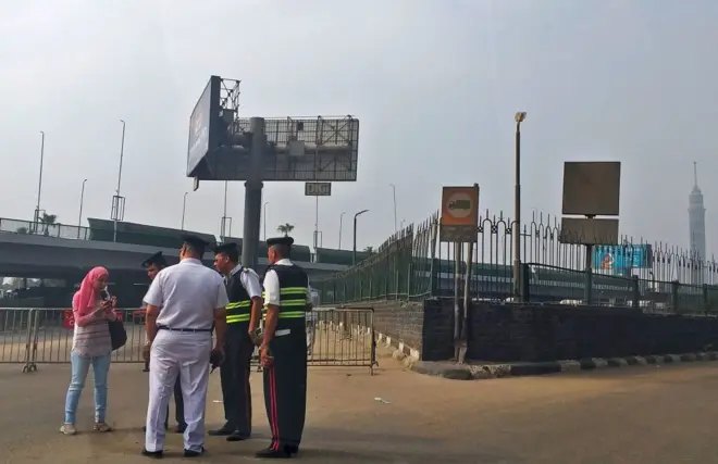 رجال شرطة يفحصون هاتف محمول إحدى الفتيات