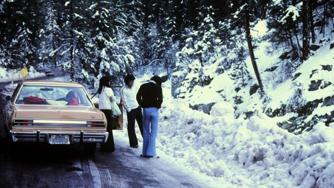 Tác giả lần đầu tiên trong đời thấy tuyết trên đường đi Lake Tahoe cuối năm 1975