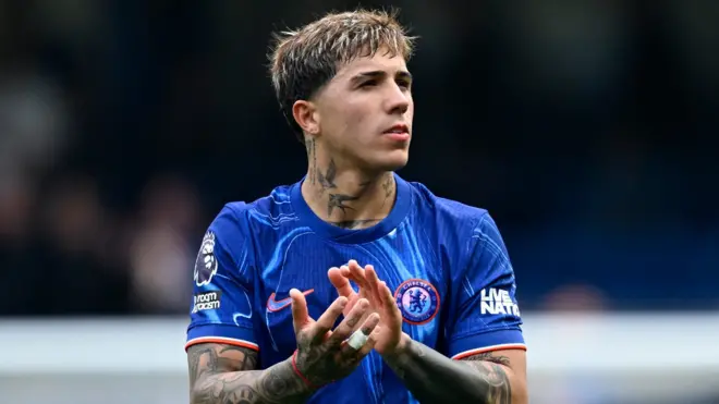 Ɗanwasan tsakiya na Argentina Enzo Fernandez 