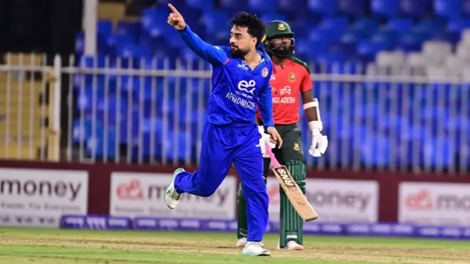 راشد خان د ویکټې تر اخیستو وروسته د خوښۍ اظهار کوي.