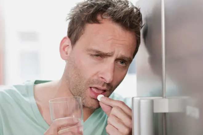 İlaç içen bir adam