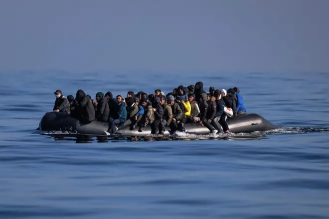 Manş Denizi'ni geçmeye çalışan bir göçmen botu