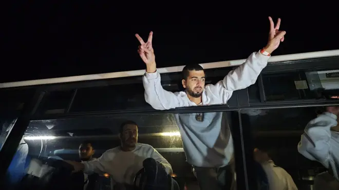 وصل سجناء فلسطينيون مُفرج عنهم برفقة فرق من الصليب الأحمر الدولي إلى مدينة غزة، غزة، في 27 فبراير 2025. نُقلو المُفرج من سجن عوفر إلى المستشفى الأوروبي لتلقي العلاج.