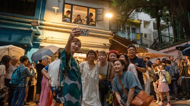 香港见山书店支持者在店前拍照留念（31/3/2024）