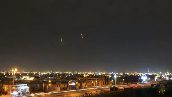 تصویر موشک‌های بالستیک را در آسمان شب دوحه در تاریخ ۳ مارس ۲۰۲۶ نشان می‌دهد که توسط پدافند ارتش قطر رهگیری شده‌اند و رد نورانی آن‌ها در میان ساختمان‌های شهر دیده می‌شود.